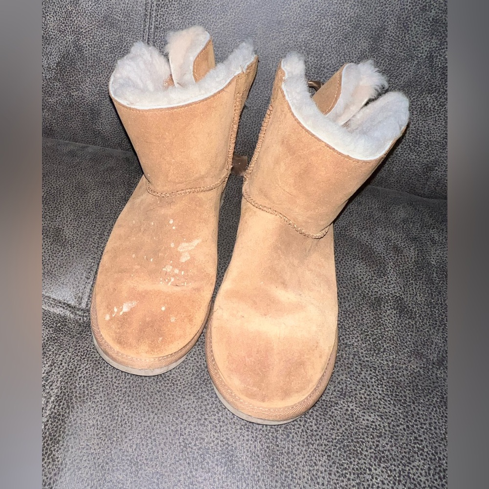UGG boots - comes as is. Needs cleaned.